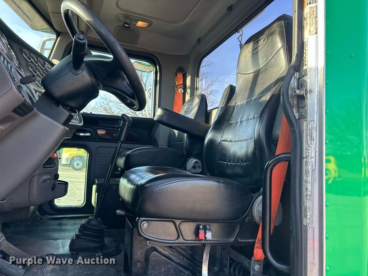 image for item DS0797 2013 Peterbilt  384 semi truck