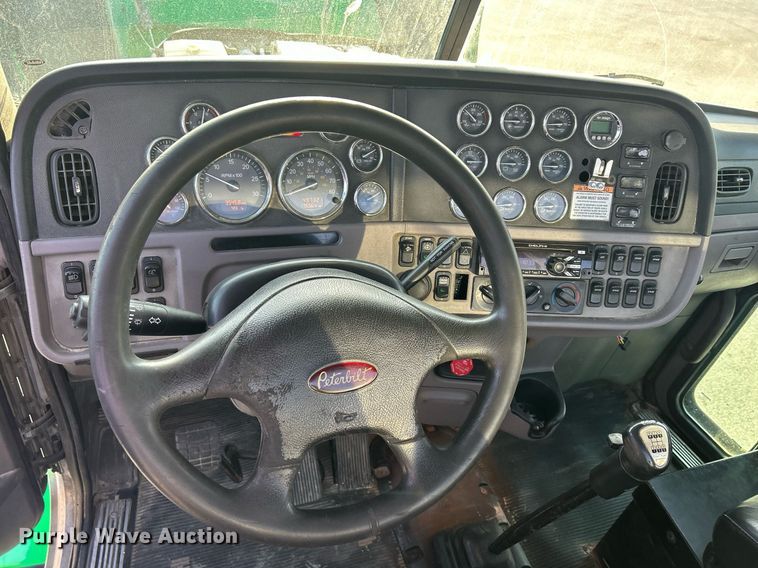 image for item DS0797 2013 Peterbilt  384 semi truck