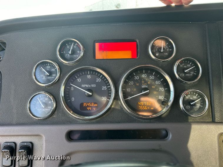 image for item DS0797 2013 Peterbilt  384 semi truck