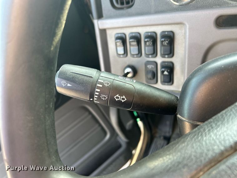 image for item DS0797 2013 Peterbilt  384 semi truck