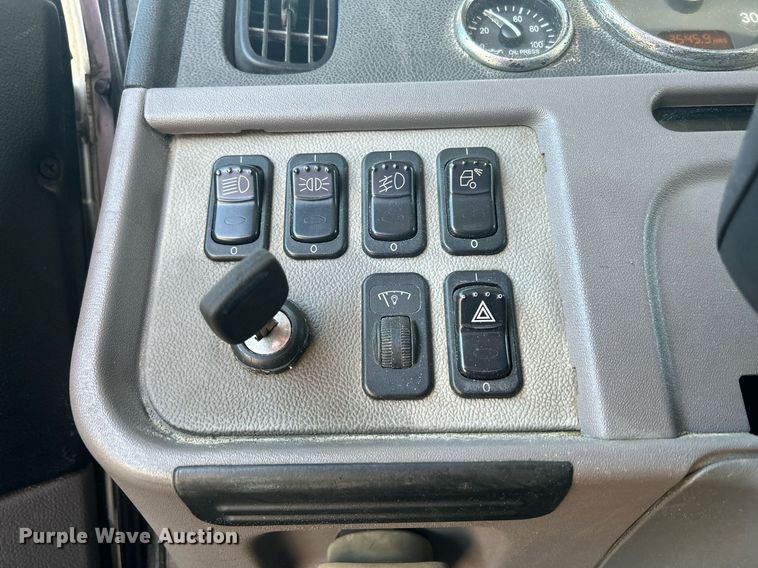 image for item DS0797 2013 Peterbilt  384 semi truck