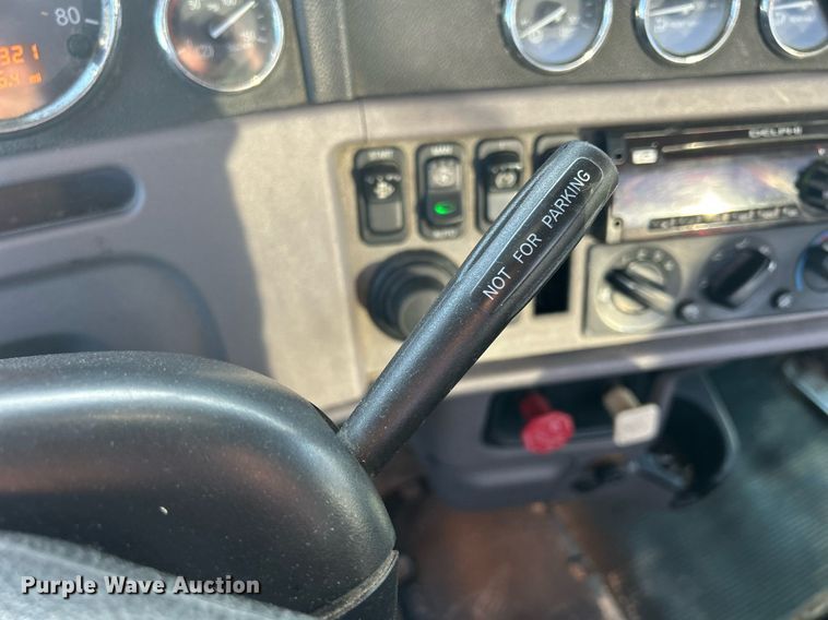 image for item DS0797 2013 Peterbilt  384 semi truck