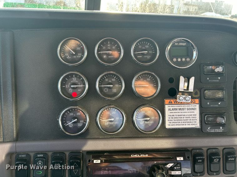 image for item DS0797 2013 Peterbilt  384 semi truck