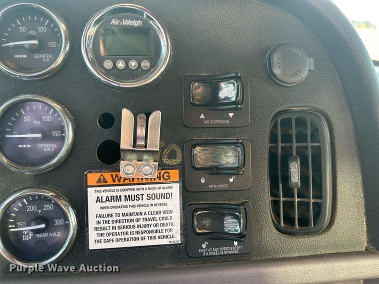 image for item DS0797 2013 Peterbilt  384 semi truck