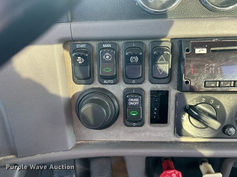 image for item DS0797 2013 Peterbilt  384 semi truck