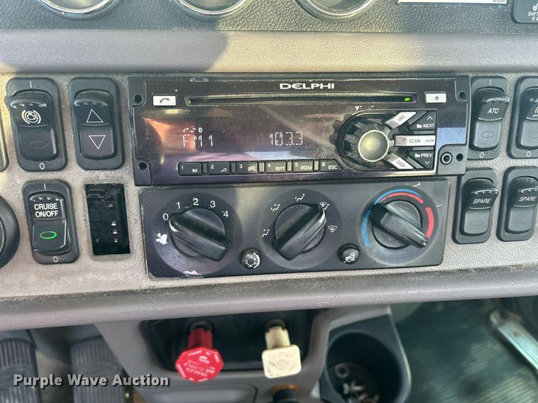 image for item DS0797 2013 Peterbilt  384 semi truck