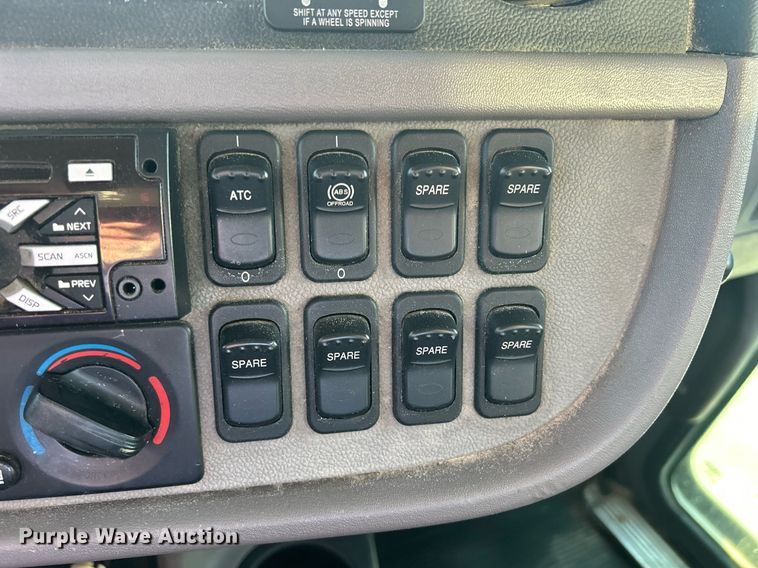 image for item DS0797 2013 Peterbilt  384 semi truck