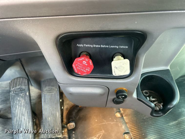 image for item DS0797 2013 Peterbilt  384 semi truck