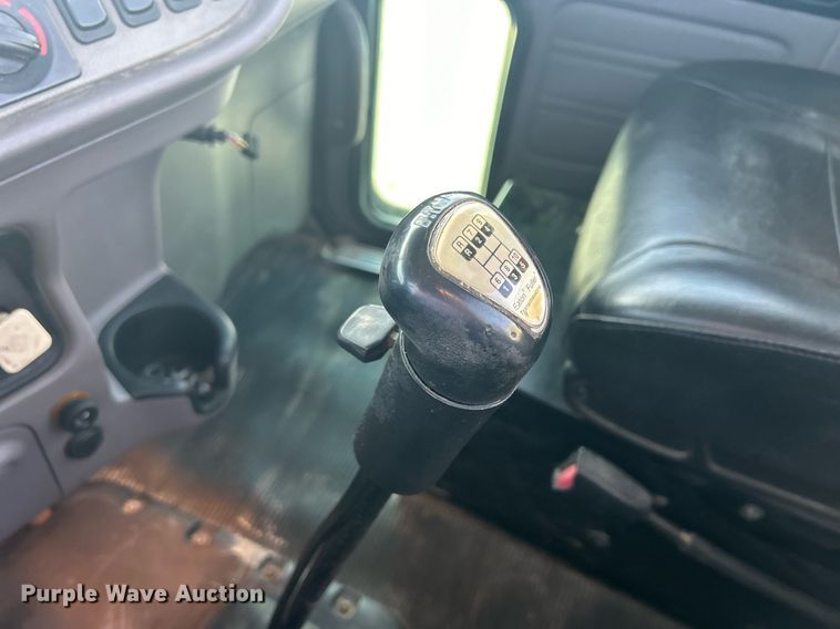 image for item DS0797 2013 Peterbilt  384 semi truck