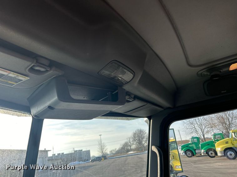 image for item DS0797 2013 Peterbilt  384 semi truck