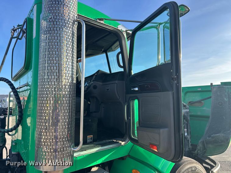 image for item DS0797 2013 Peterbilt  384 semi truck