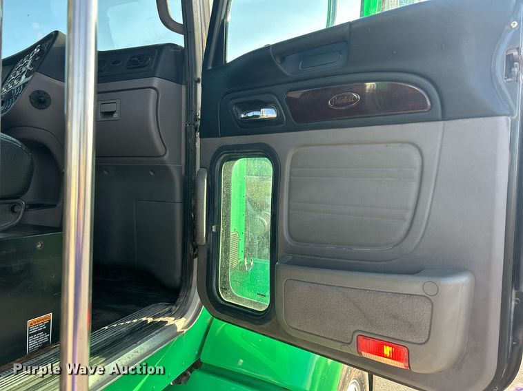 image for item DS0797 2013 Peterbilt  384 semi truck