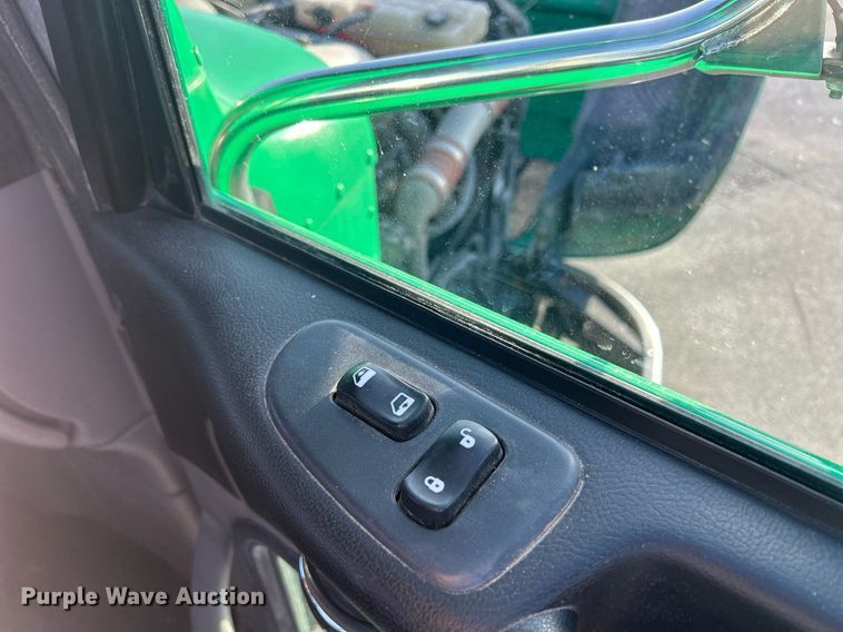 image for item DS0797 2013 Peterbilt  384 semi truck