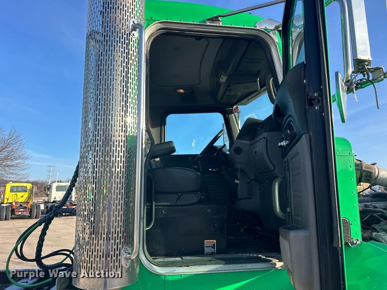 image for item DS0797 2013 Peterbilt  384 semi truck