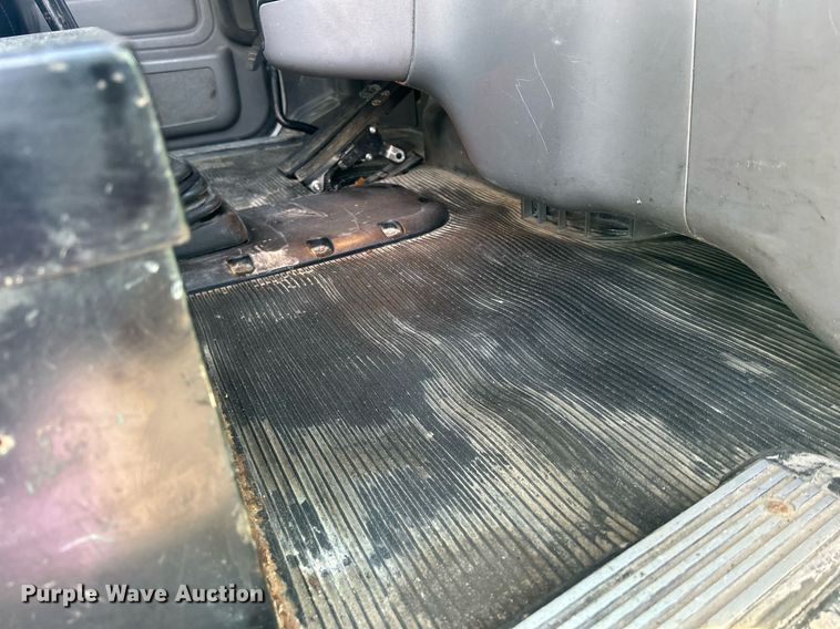 image for item DS0797 2013 Peterbilt  384 semi truck