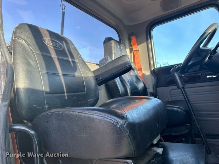 image for item DS0797 2013 Peterbilt  384 semi truck