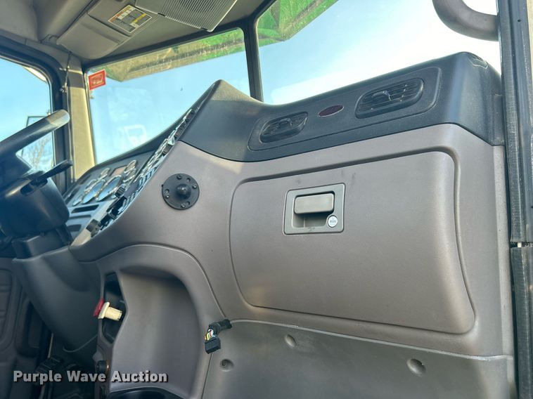 image for item DS0797 2013 Peterbilt  384 semi truck