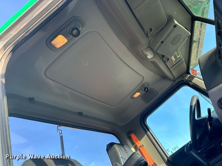 image for item DS0797 2013 Peterbilt  384 semi truck