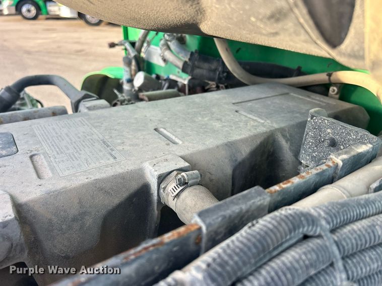 image for item DS0797 2013 Peterbilt  384 semi truck