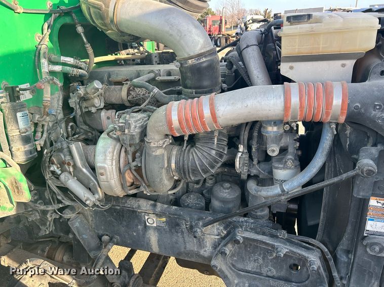 image for item DS0797 2013 Peterbilt  384 semi truck