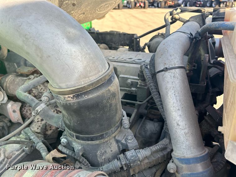 image for item DS0797 2013 Peterbilt  384 semi truck