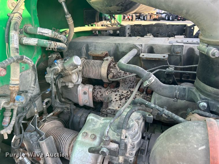 image for item DS0797 2013 Peterbilt  384 semi truck