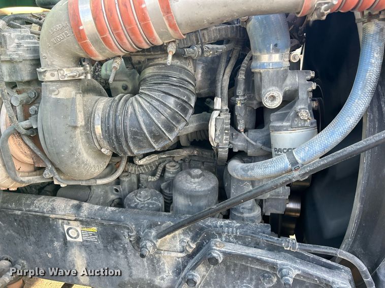 image for item DS0797 2013 Peterbilt  384 semi truck