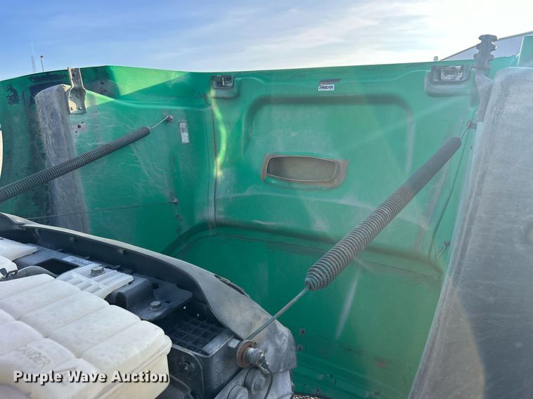 image for item DS0797 2013 Peterbilt  384 semi truck