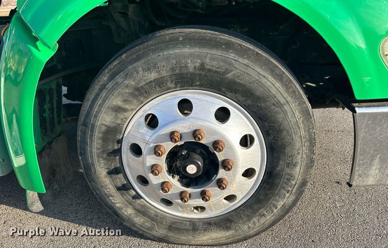 image for item DS0797 2013 Peterbilt  384 semi truck