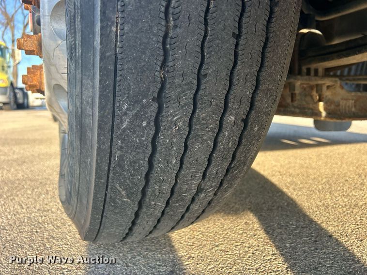 image for item DS0797 2013 Peterbilt  384 semi truck