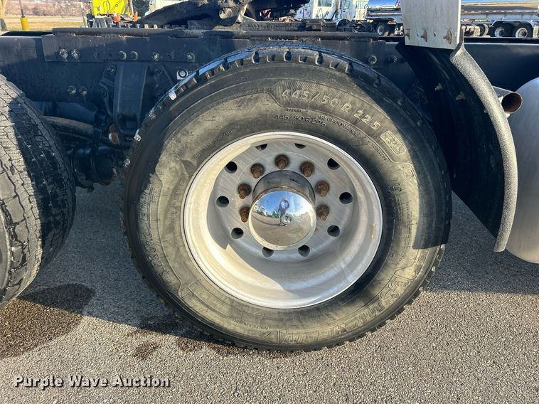 image for item DS0797 2013 Peterbilt  384 semi truck