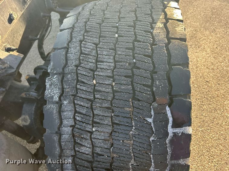 image for item DS0797 2013 Peterbilt  384 semi truck