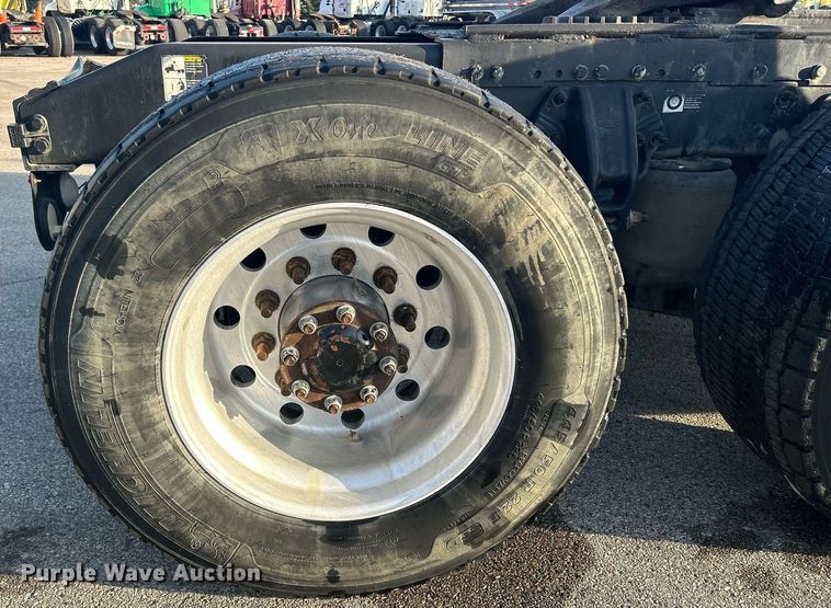 image for item DS0797 2013 Peterbilt  384 semi truck