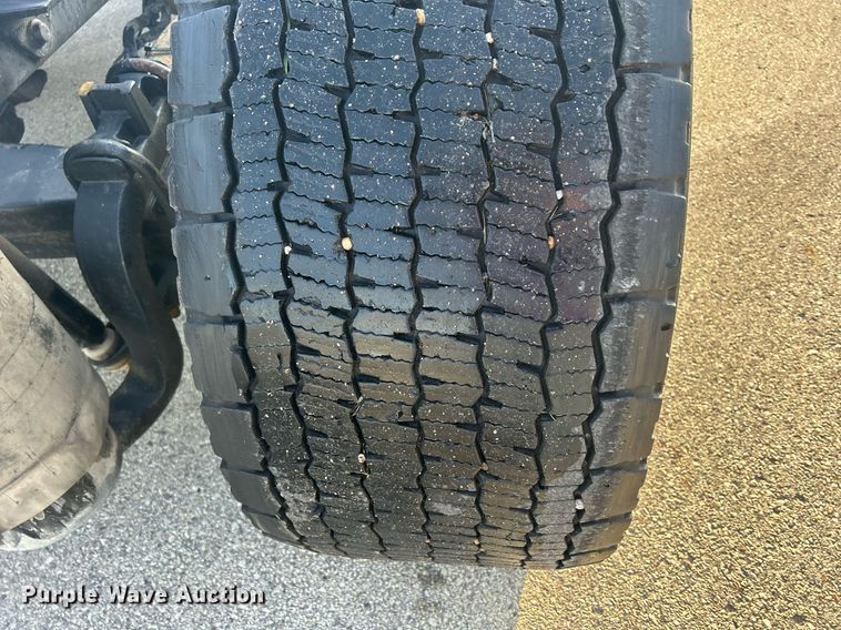 image for item DS0797 2013 Peterbilt  384 semi truck