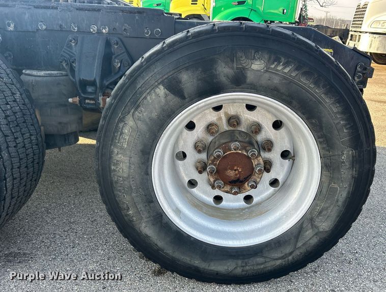 image for item DS0797 2013 Peterbilt  384 semi truck