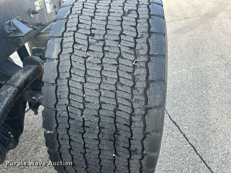 image for item DS0797 2013 Peterbilt  384 semi truck