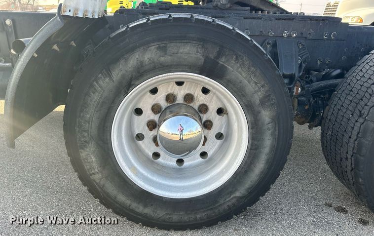 image for item DS0797 2013 Peterbilt  384 semi truck