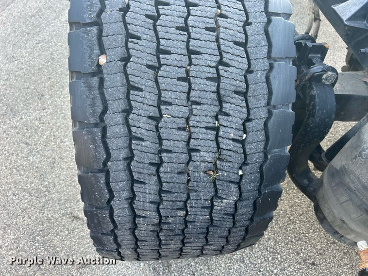 image for item DS0797 2013 Peterbilt  384 semi truck