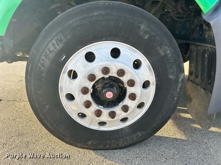 image for item DS0797 2013 Peterbilt  384 semi truck