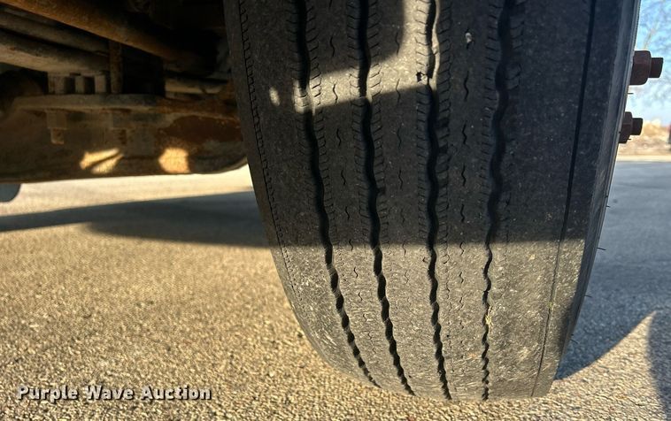 image for item DS0797 2013 Peterbilt  384 semi truck