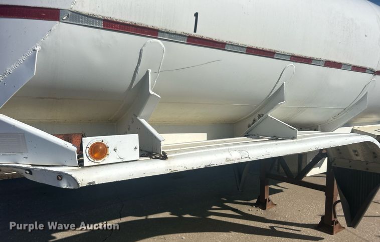 image for item DS0810 1970 Fruehauf  tank trailer