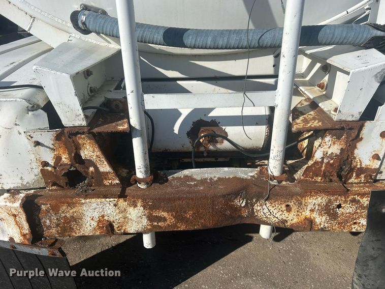 image for item DS0810 1970 Fruehauf  tank trailer