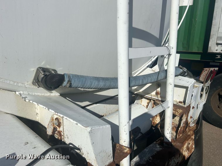 image for item DS0810 1970 Fruehauf  tank trailer