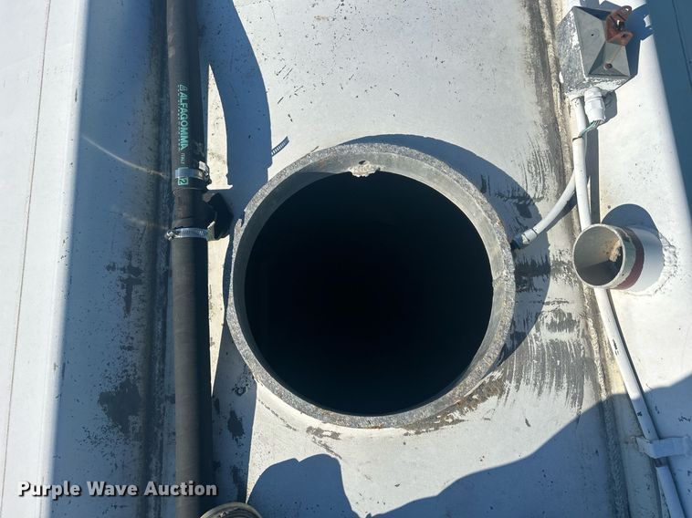 image for item DS0810 1970 Fruehauf  tank trailer