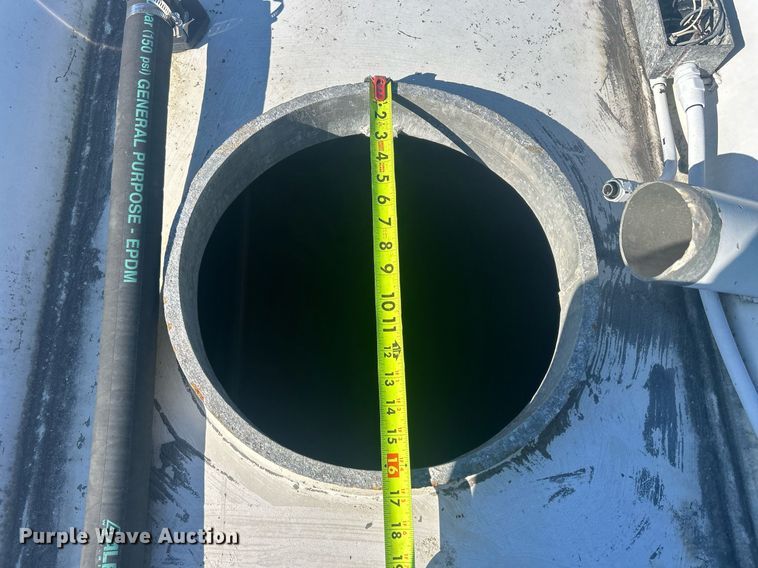 image for item DS0810 1970 Fruehauf  tank trailer