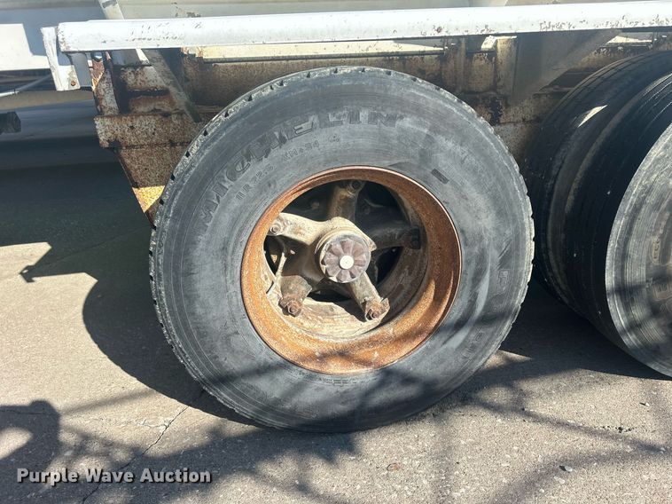 image for item DS0810 1970 Fruehauf  tank trailer