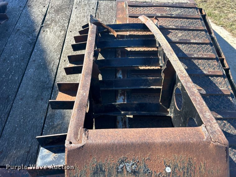 image for item DS0811 2004 Jet drop deck equipment trailer