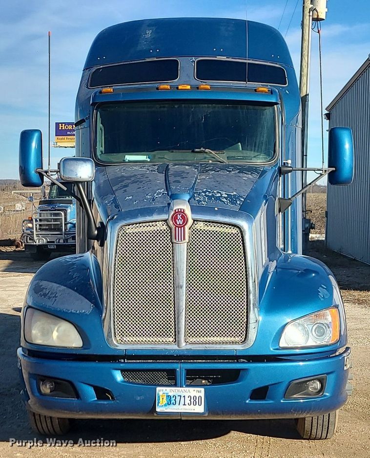 image for item DS7250 2010 Kenworth T660 semi truck