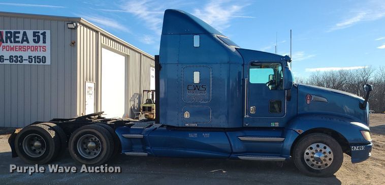 image for item DS7250 2010 Kenworth T660 semi truck