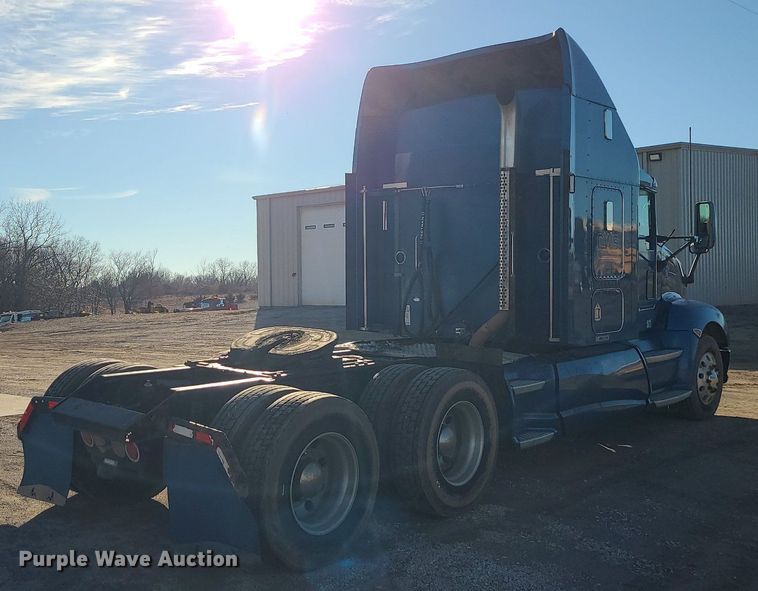image for item DS7250 2010 Kenworth T660 semi truck